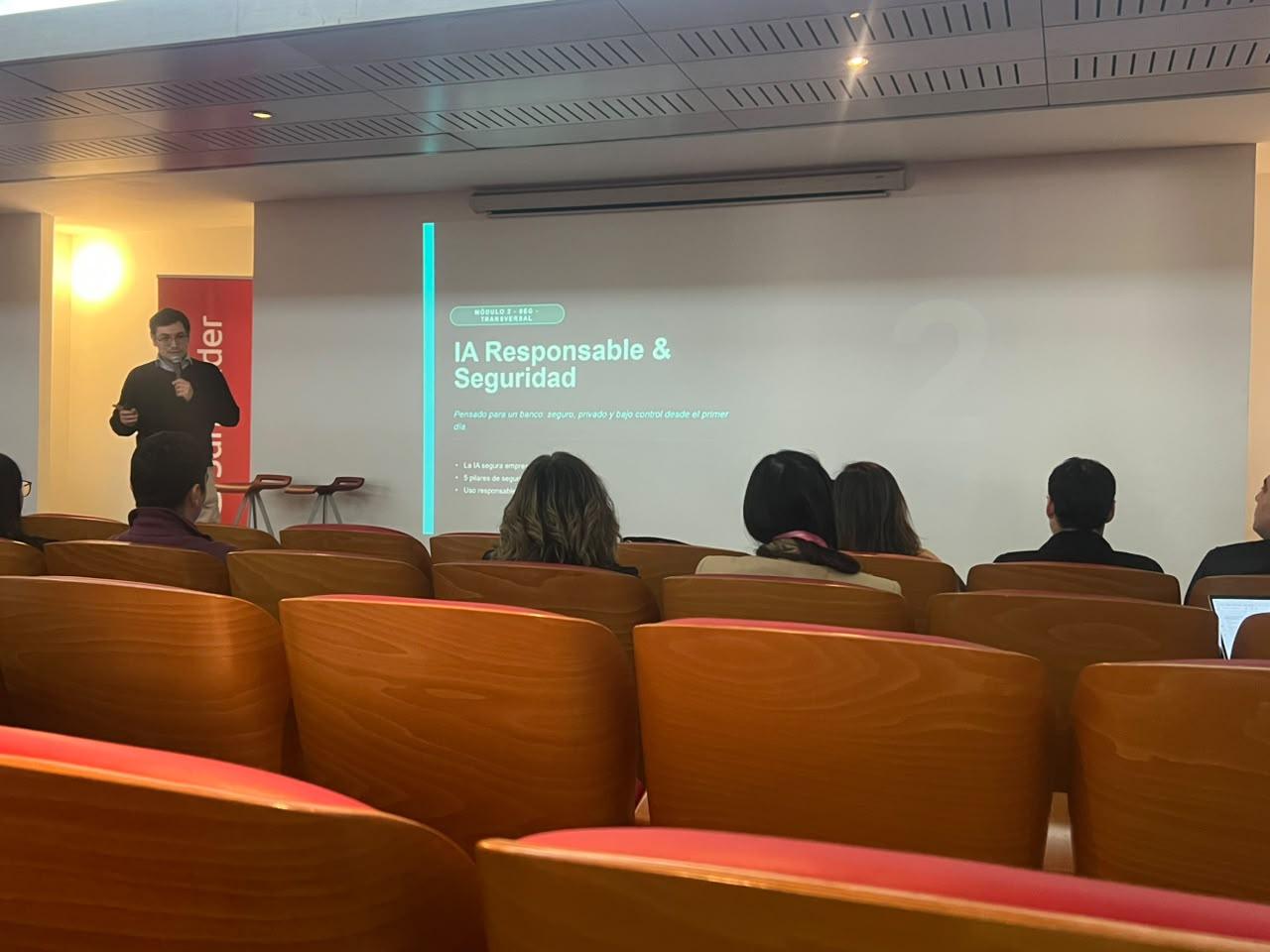Facilitador exponiendo contenidos de IA responsable y seguridad en una capacitación
