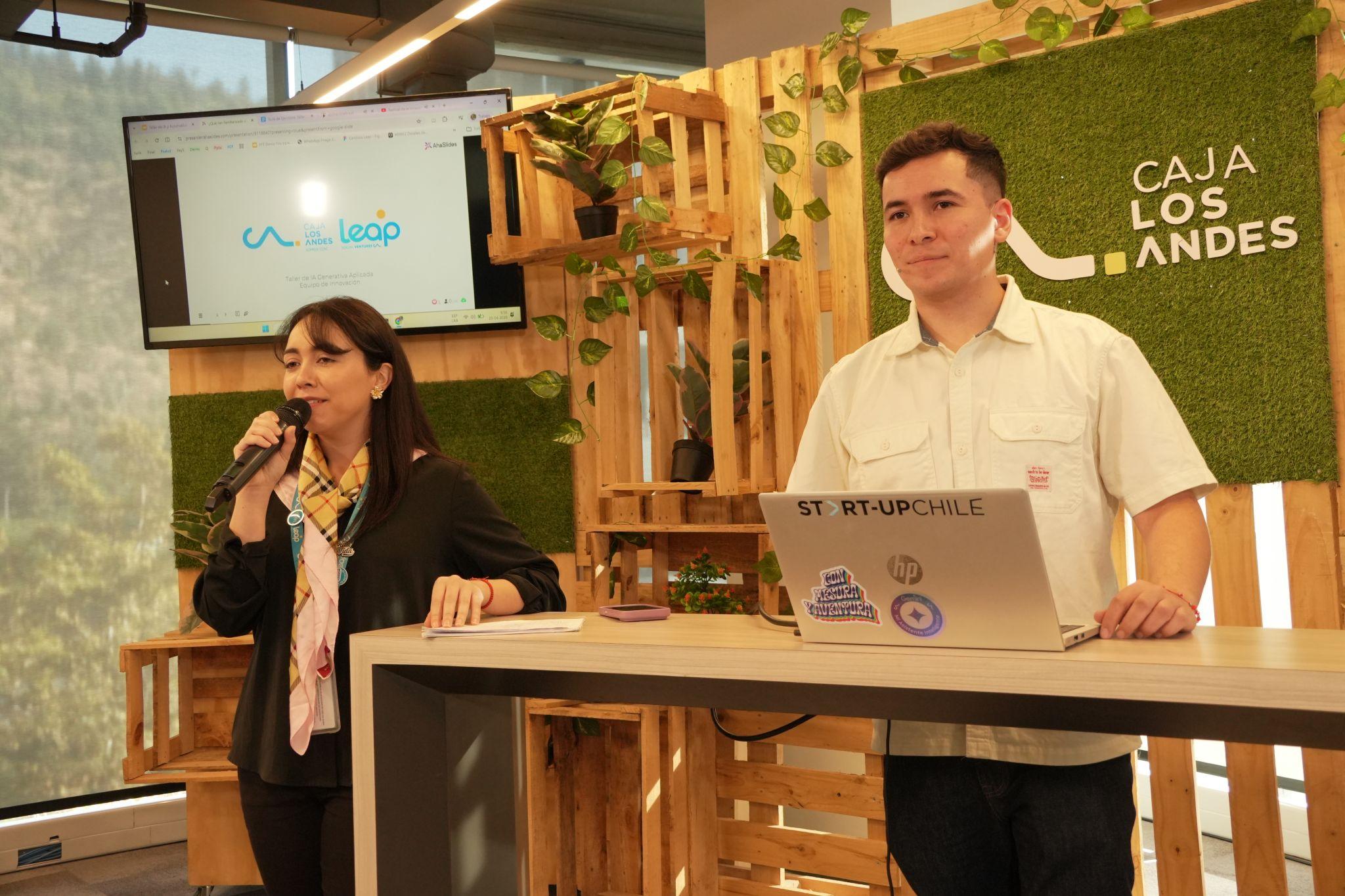 Facilitación en equipo durante un taller de inteligencia artificial aplicada