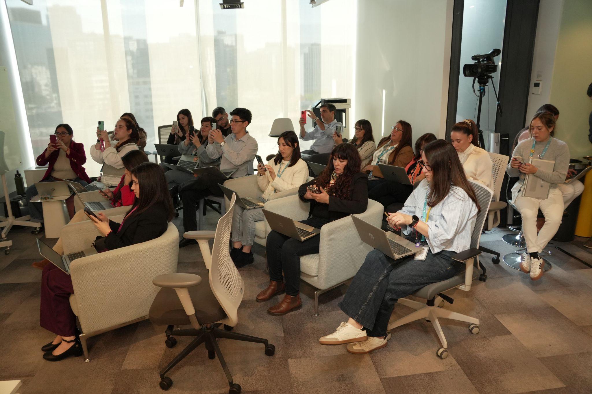 Personas practicando con inteligencia artificial durante un taller